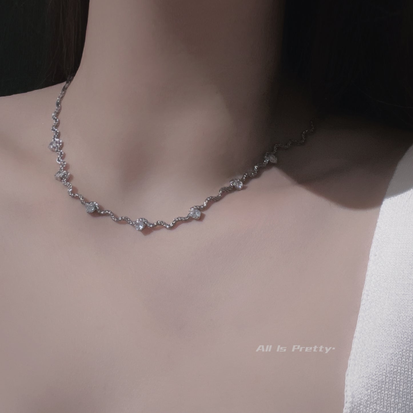 Wave pattern chain necklace