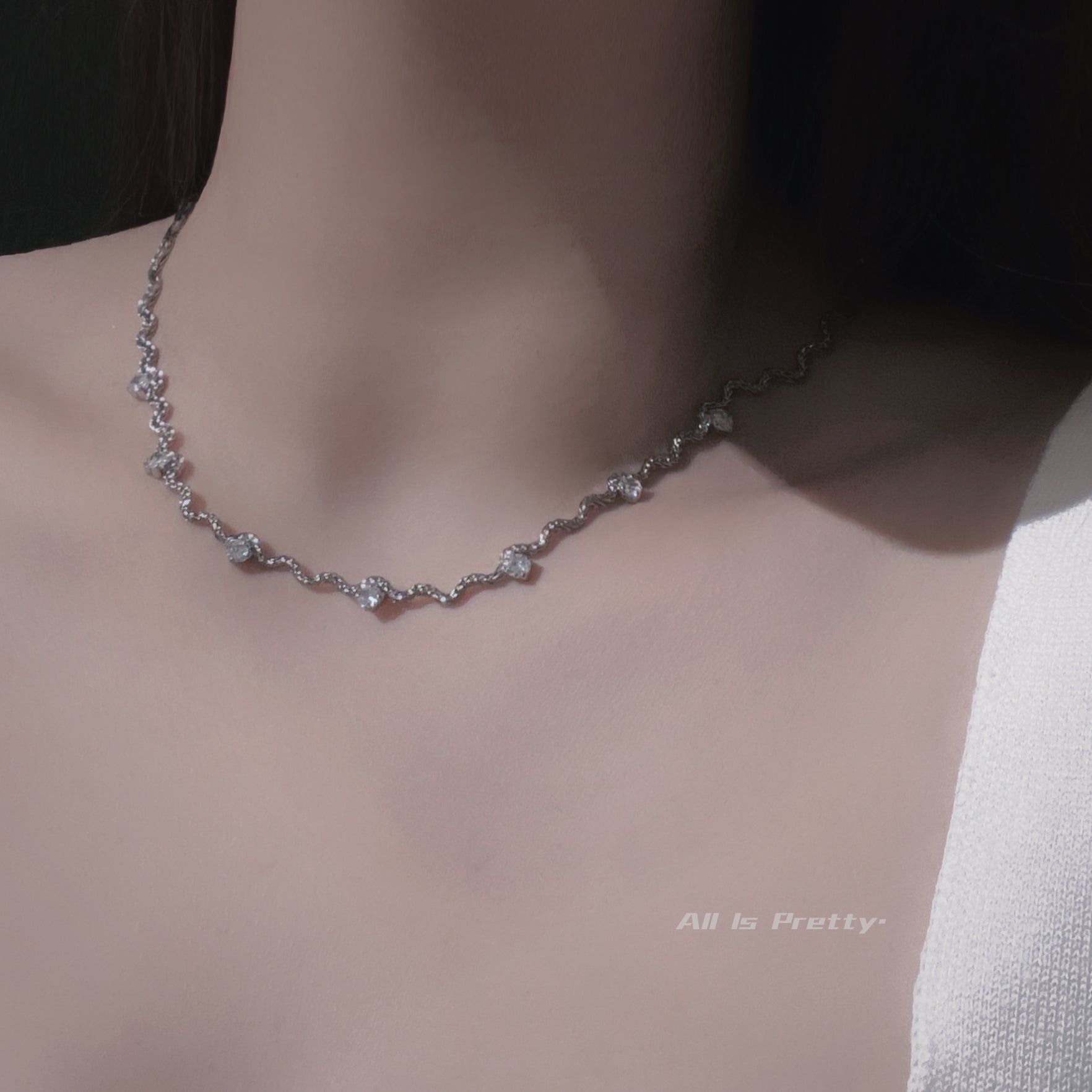 Wave pattern chain necklace