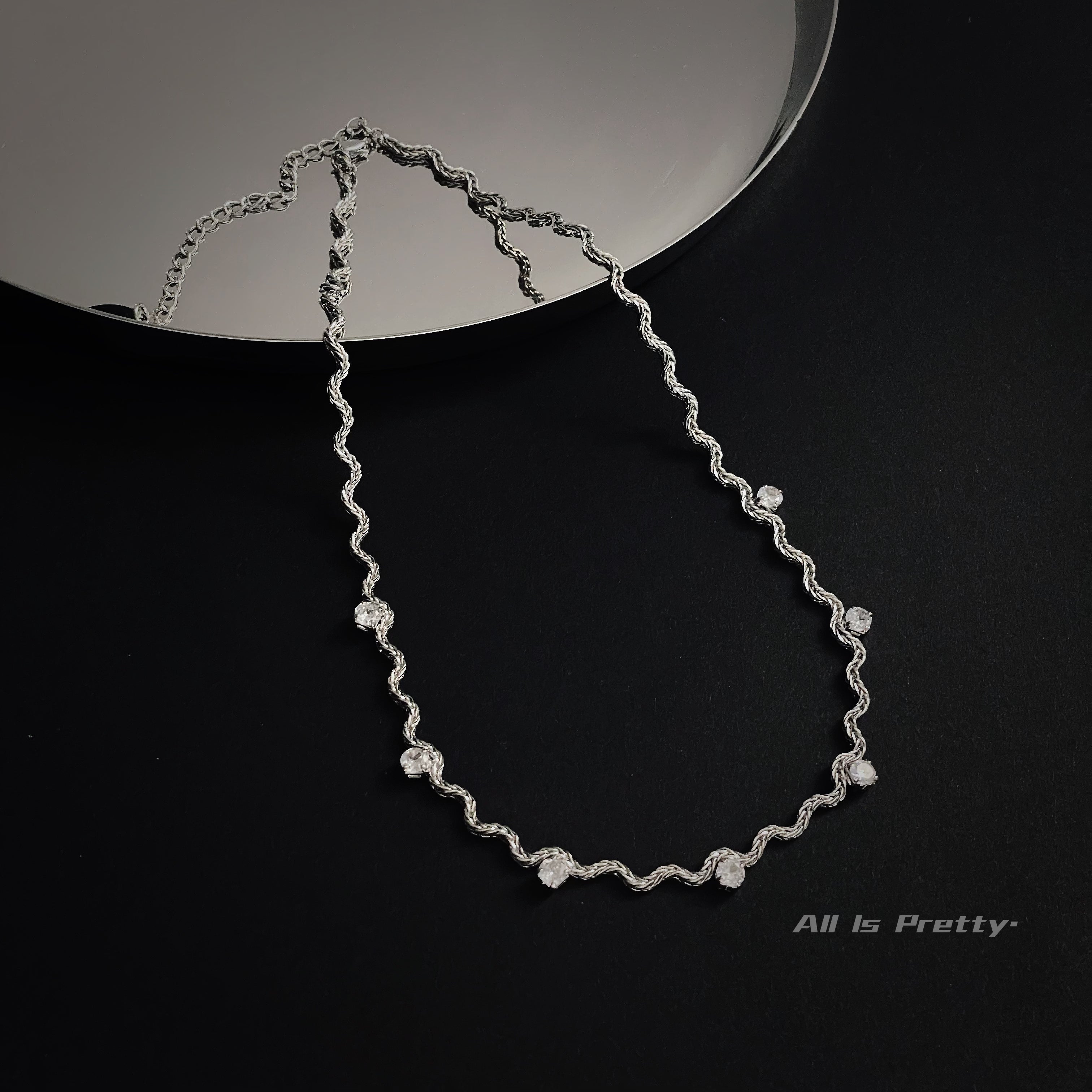Wave pattern chain necklace