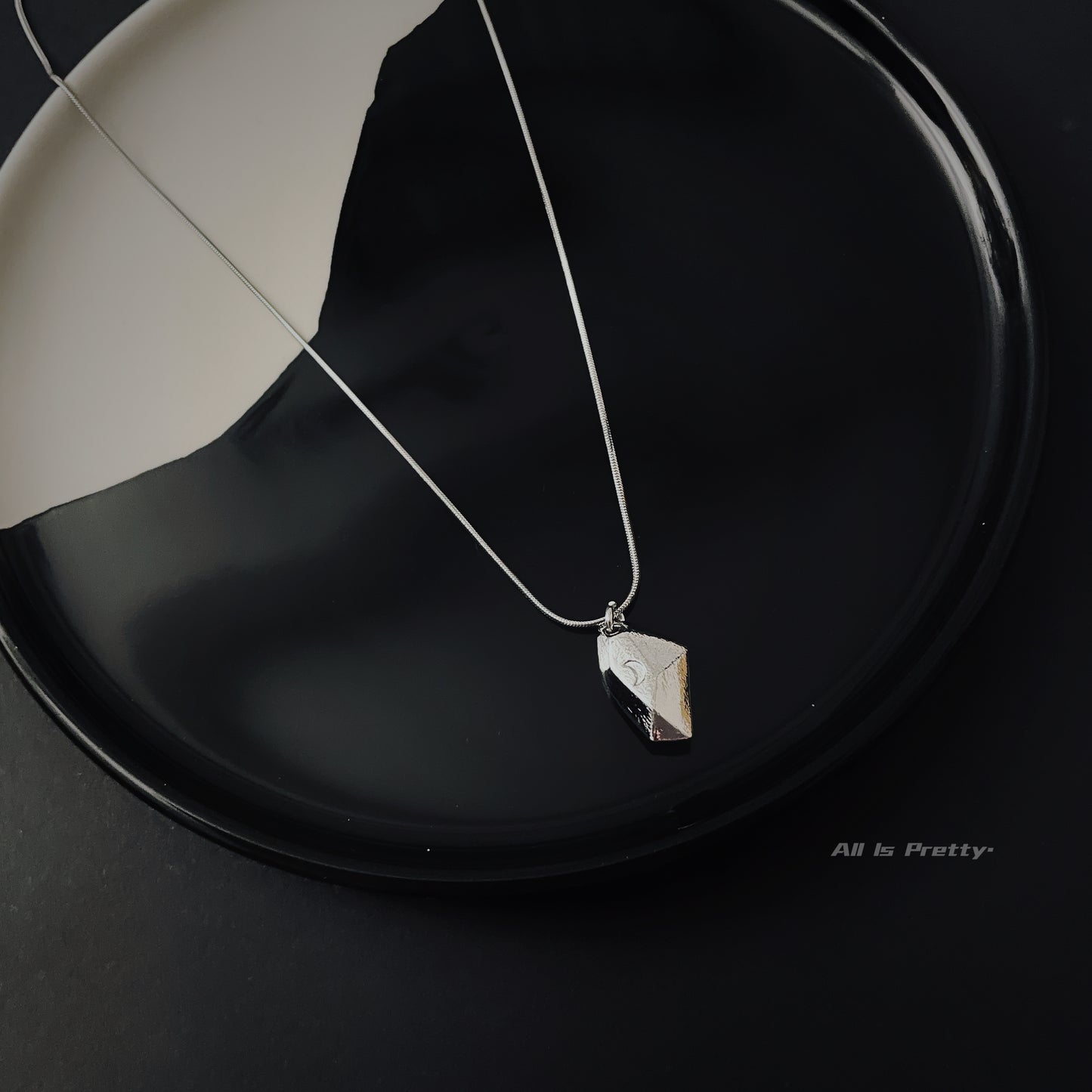 Geometric shape pendant necklace