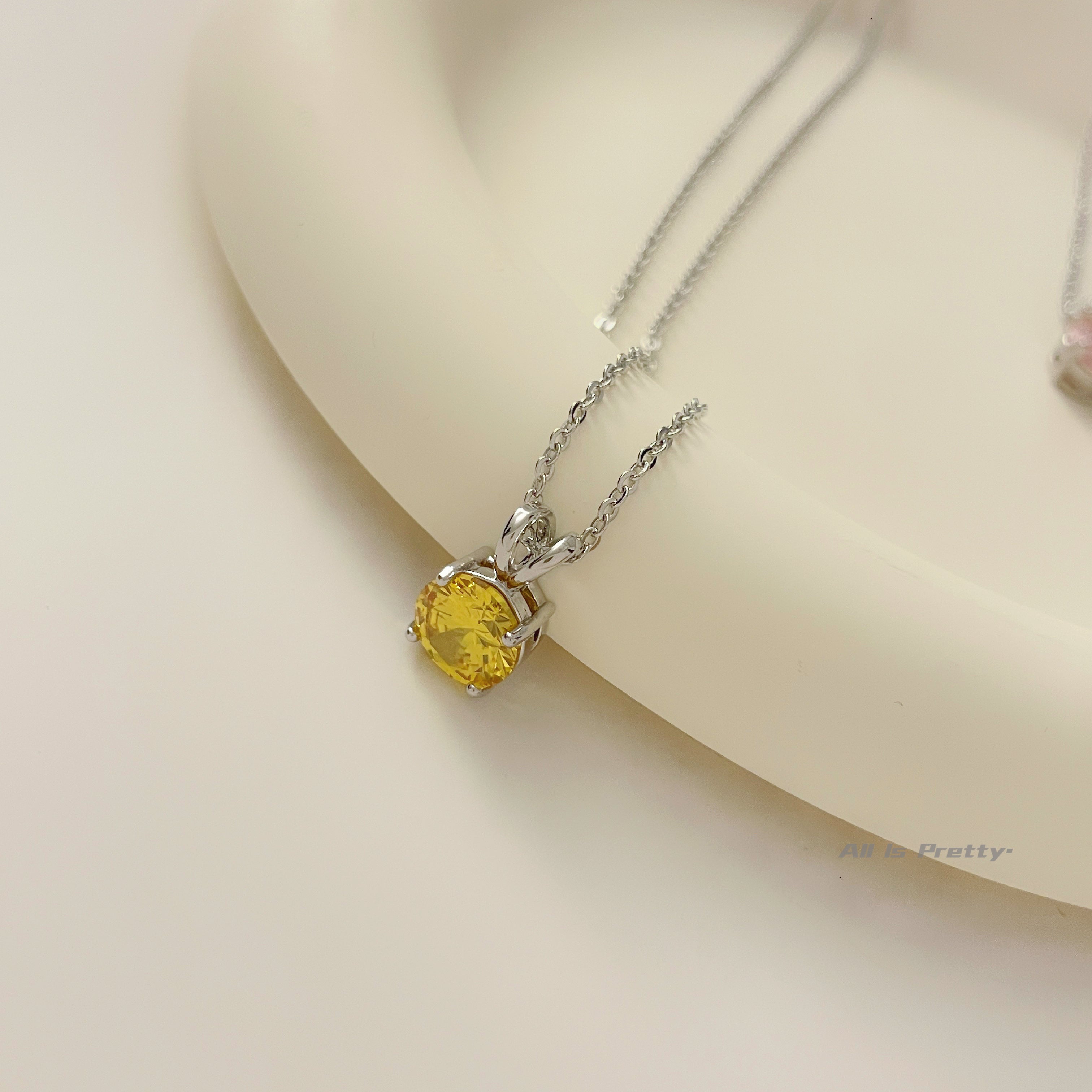 Color crystal pendant necklace