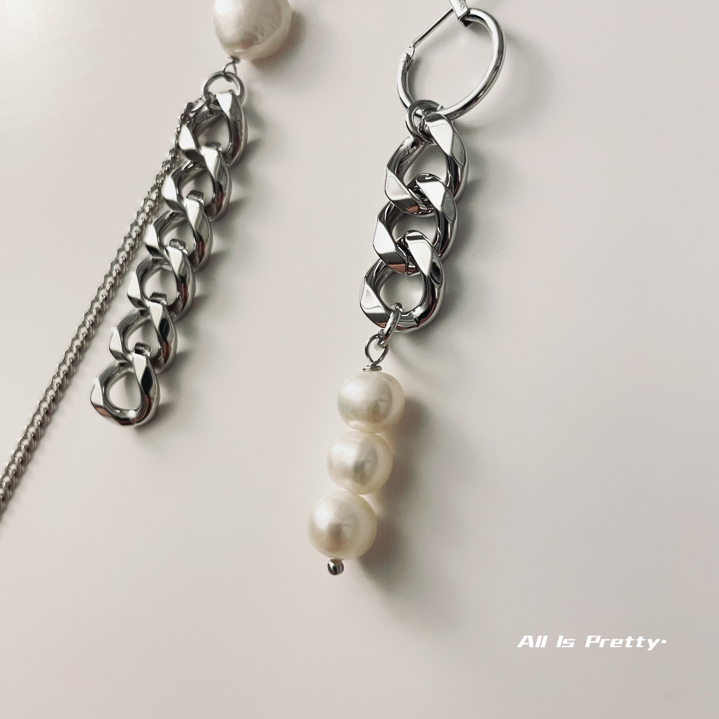 Unbalanced pearl chain earrings